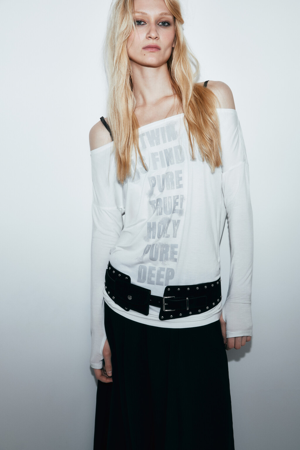 Лонгслив с открытыми плечами и принтом - цвет белый - 2