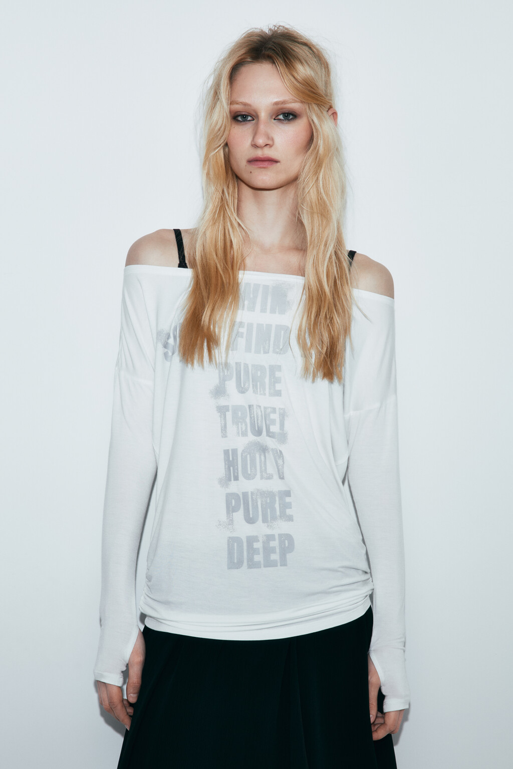 Лонгслив с открытыми плечами и принтом - цвет белый - 3