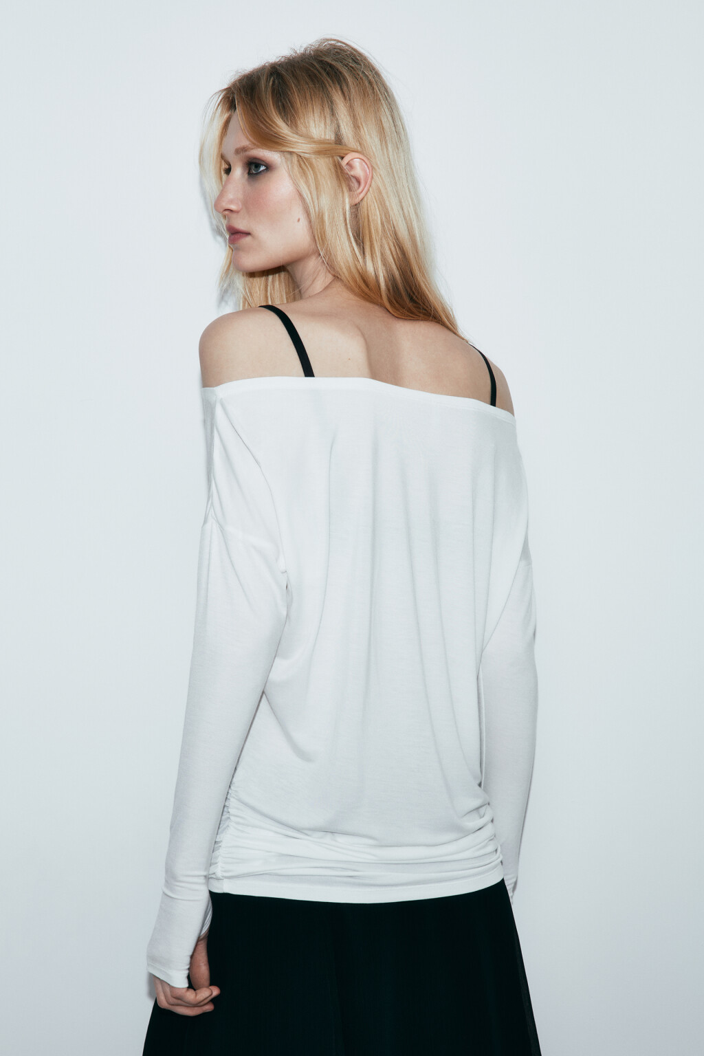 Лонгслив с открытыми плечами и принтом - цвет белый - 4