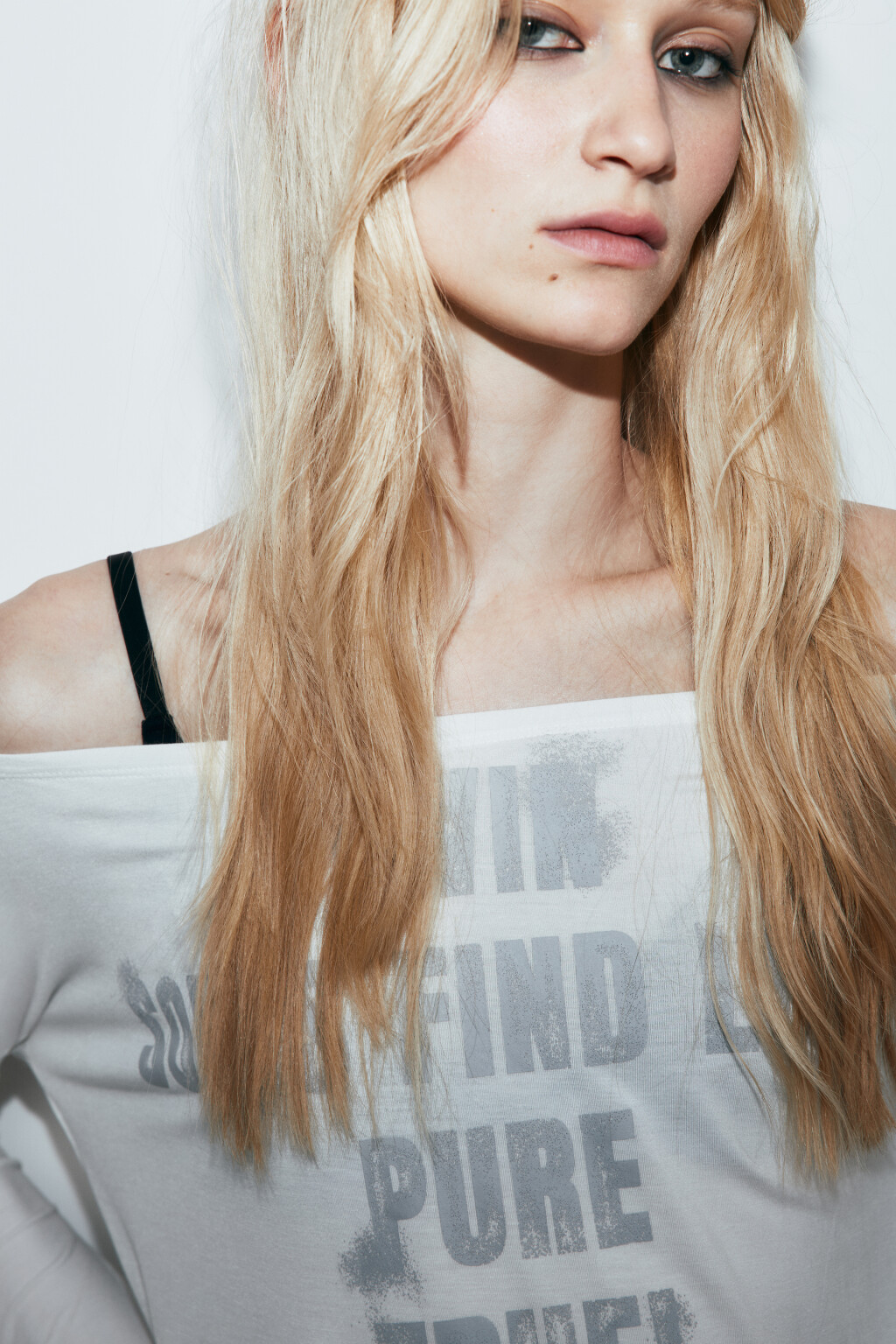 Лонгслив с открытыми плечами и принтом - цвет белый - 6