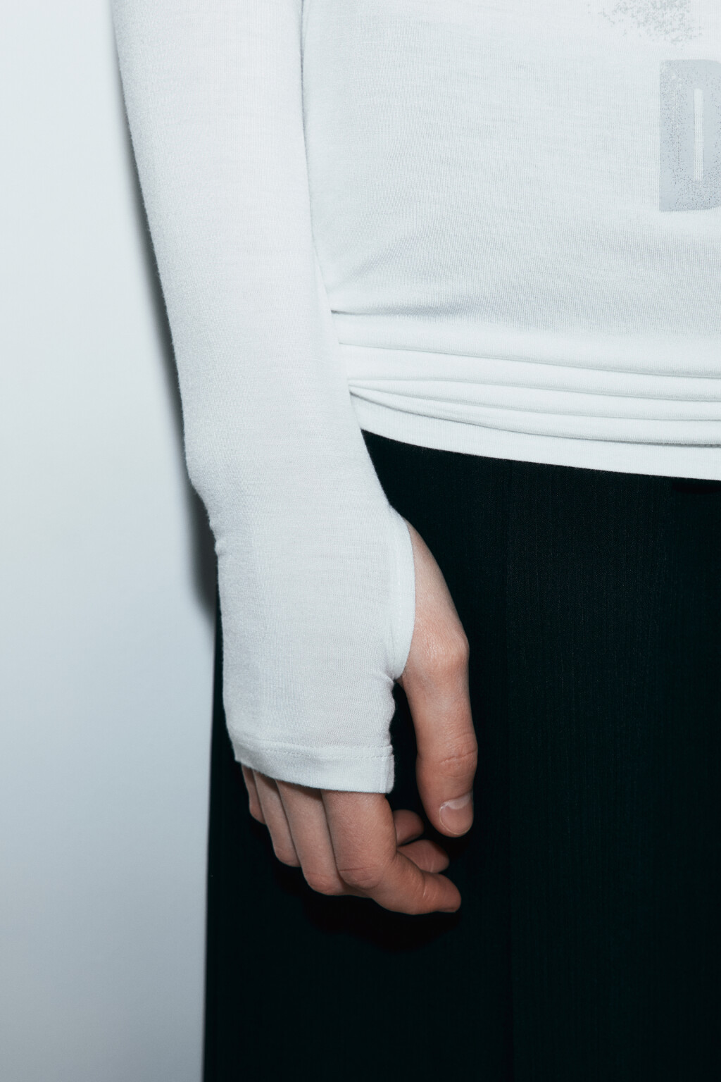 Лонгслив с открытыми плечами и принтом - цвет белый - 7