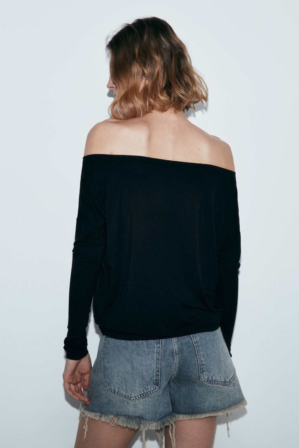 Лонгслив с открытыми плечами и принтом - цвет черный - 3