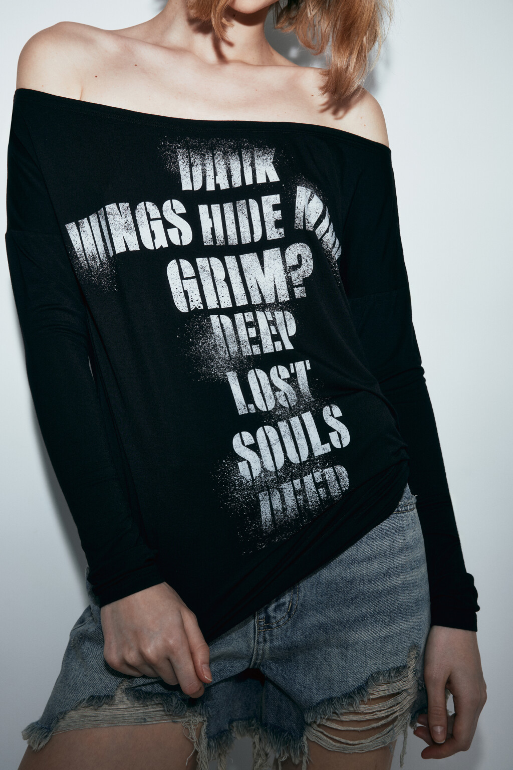 Лонгслив с открытыми плечами и принтом - цвет черный - 5