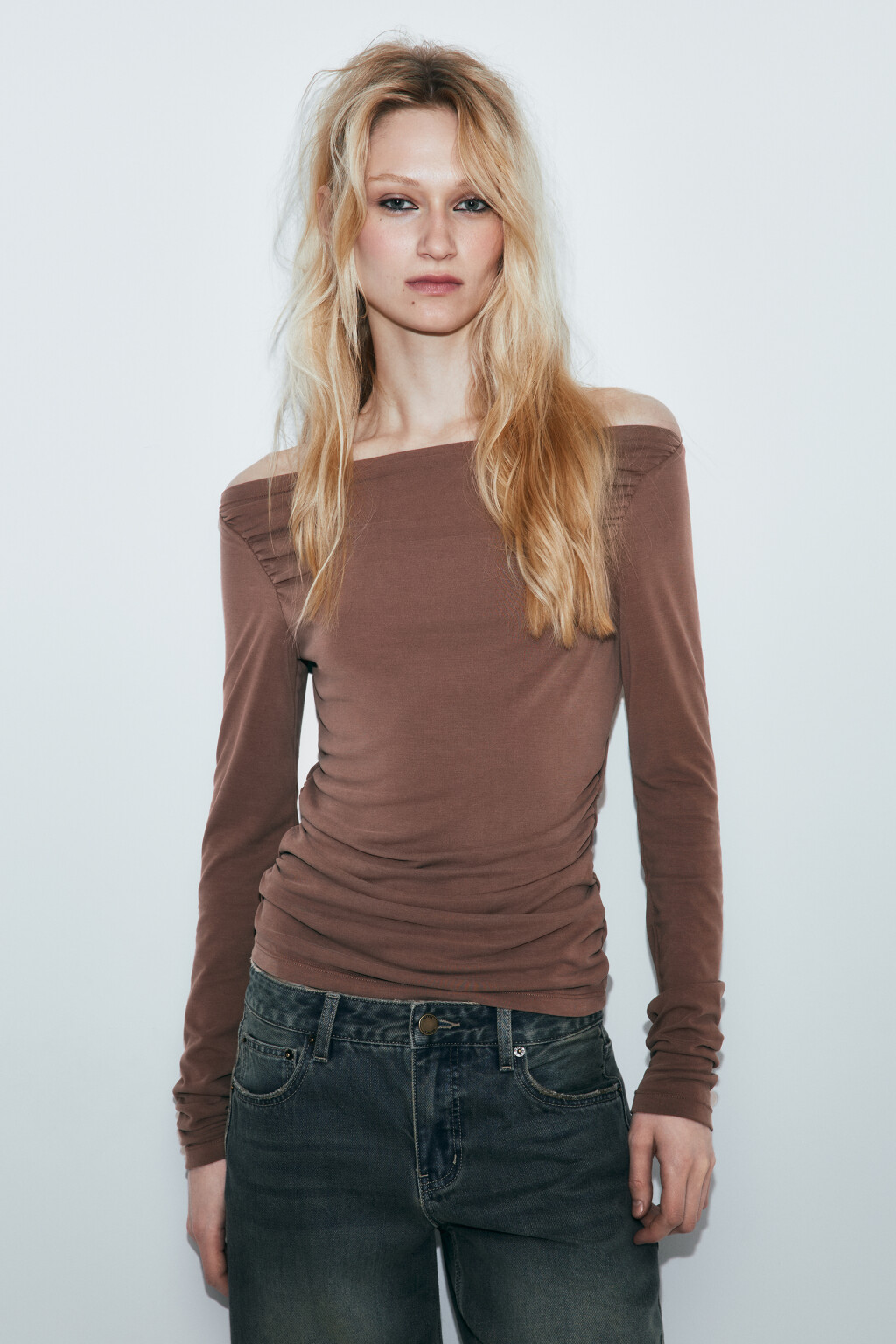 Лонгслив полуприлегающий из модала со складками - цвет бежевый - 3