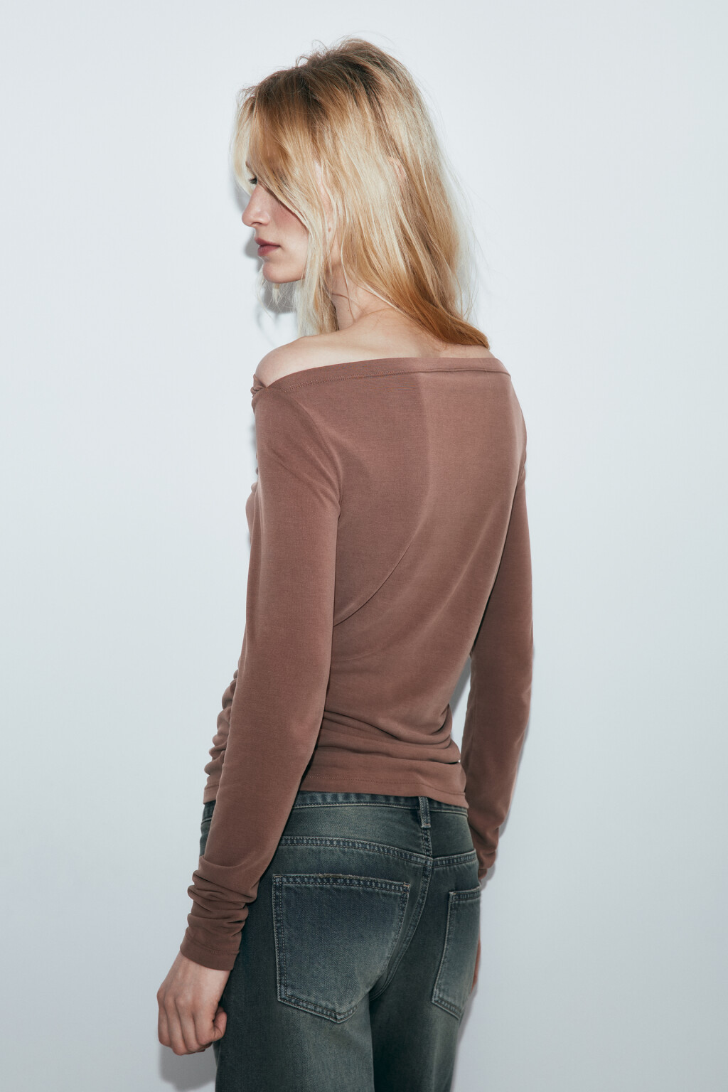 Лонгслив полуприлегающий из модала со складками - цвет бежевый - 4