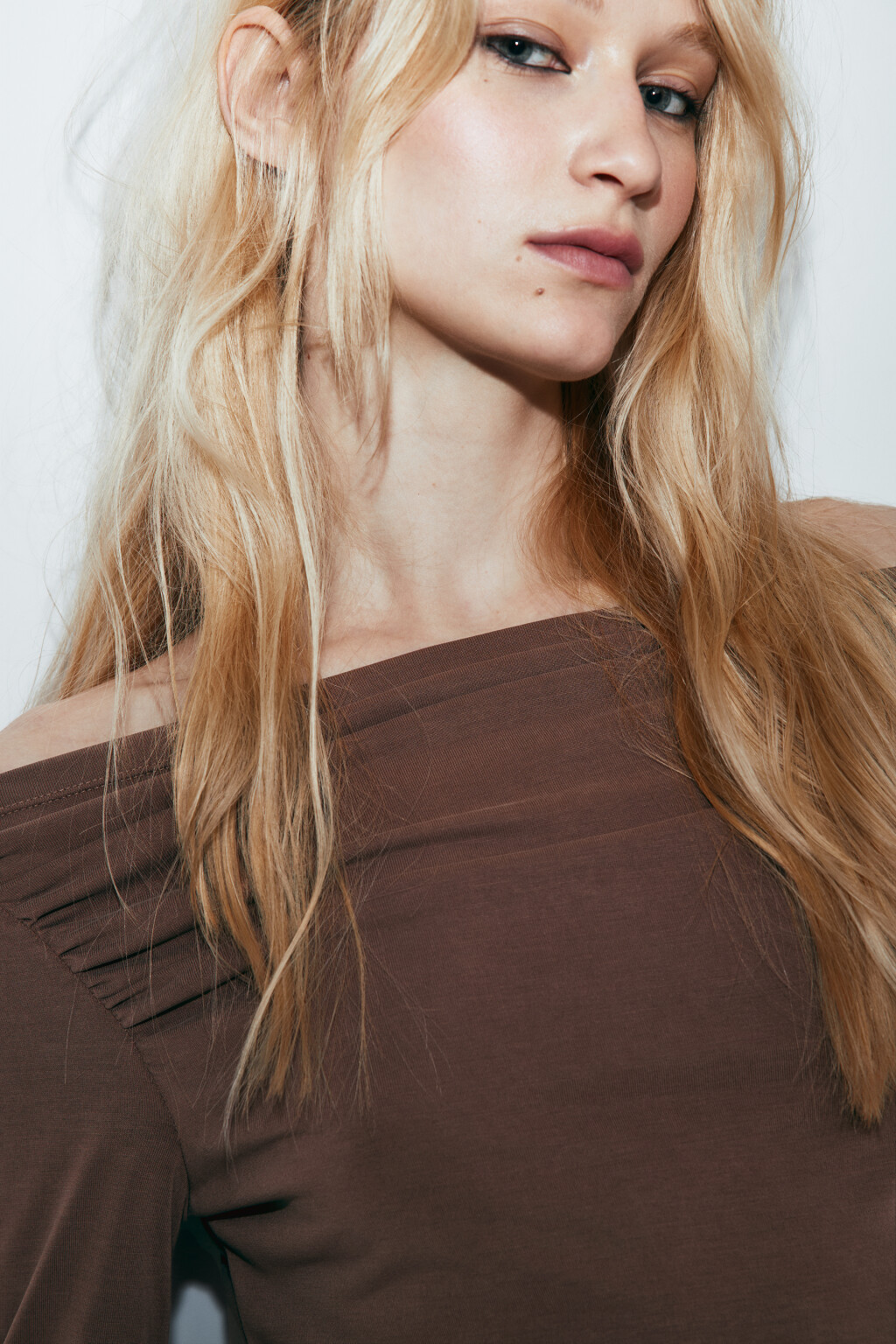 Лонгслив полуприлегающий из модала со складками - цвет бежевый - 6