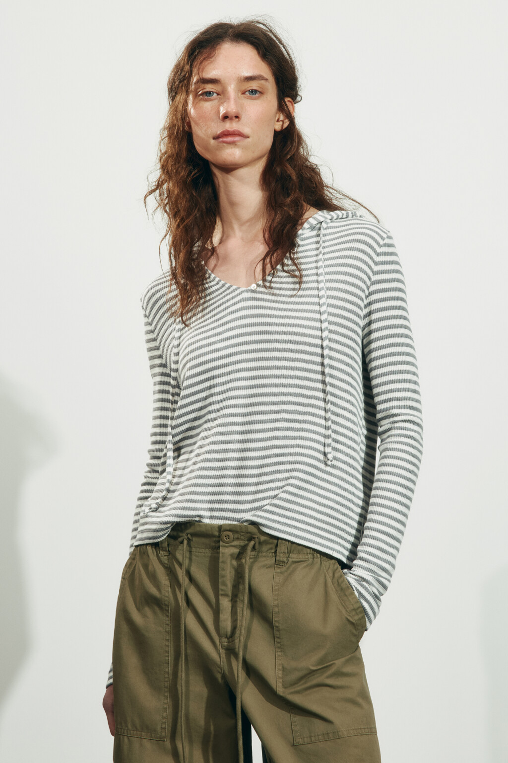 Лонгслив свободный на шнуровке с капюшоном - цвет серый - 3