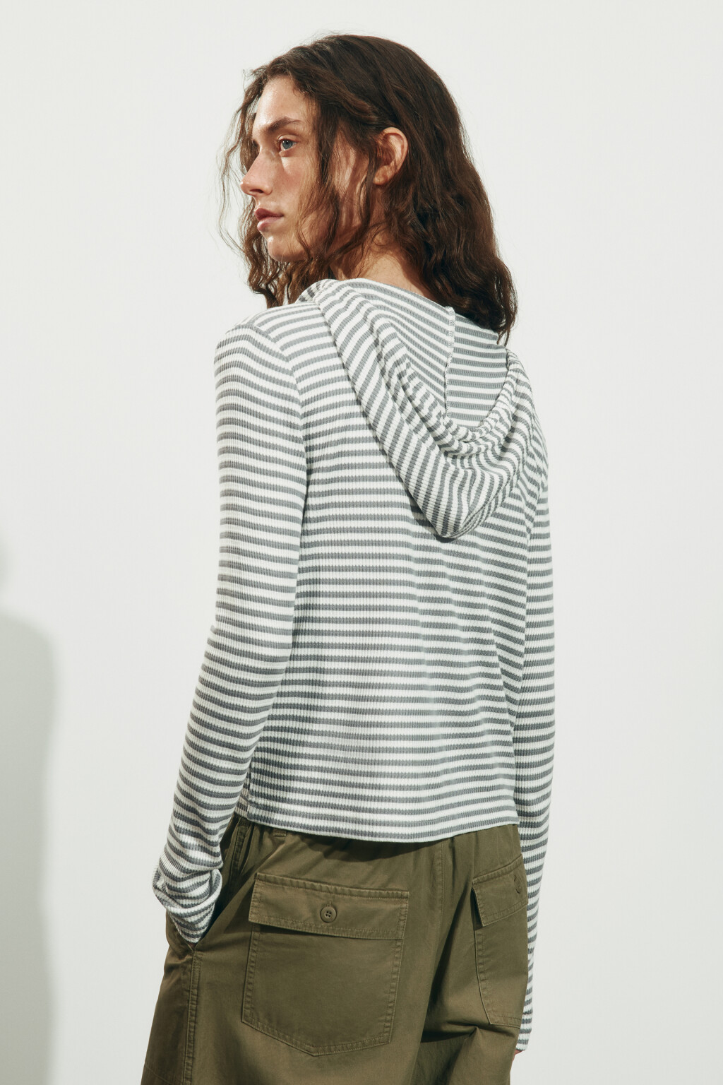 Лонгслив свободный на шнуровке с капюшоном - цвет серый - 4