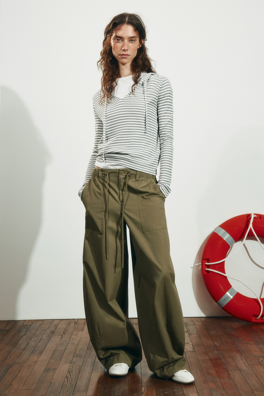 Лонгслив свободный на шнуровке с капюшоном - цвет серый - 5