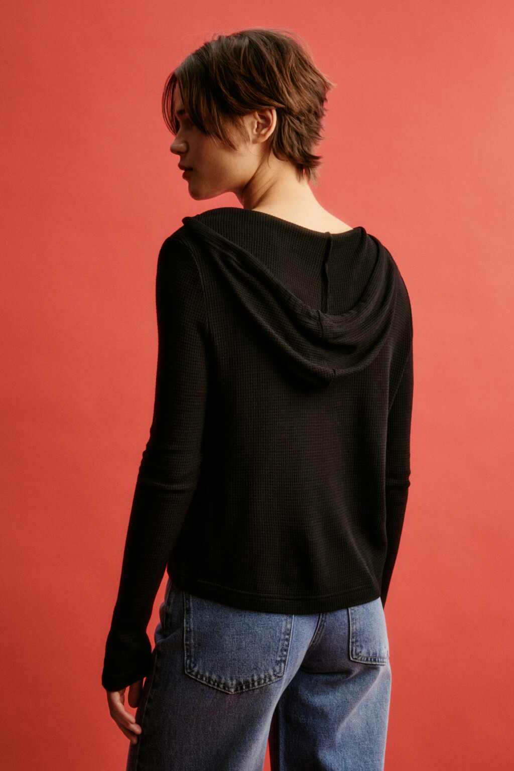 Лонгслив свободный на шнуровке с капюшоном - цвет черный - 3