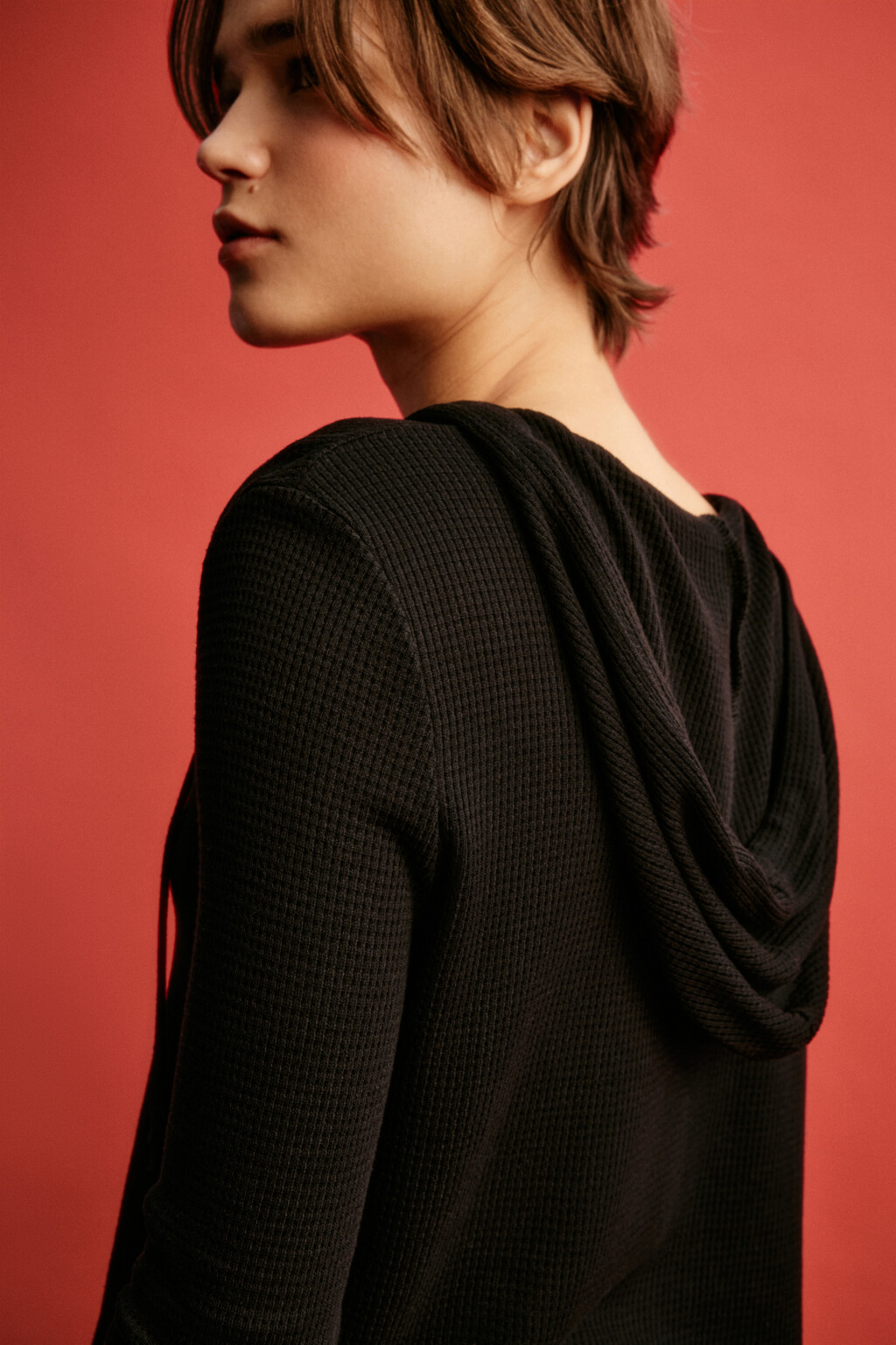 Лонгслив свободный на шнуровке с капюшоном - цвет черный - 6