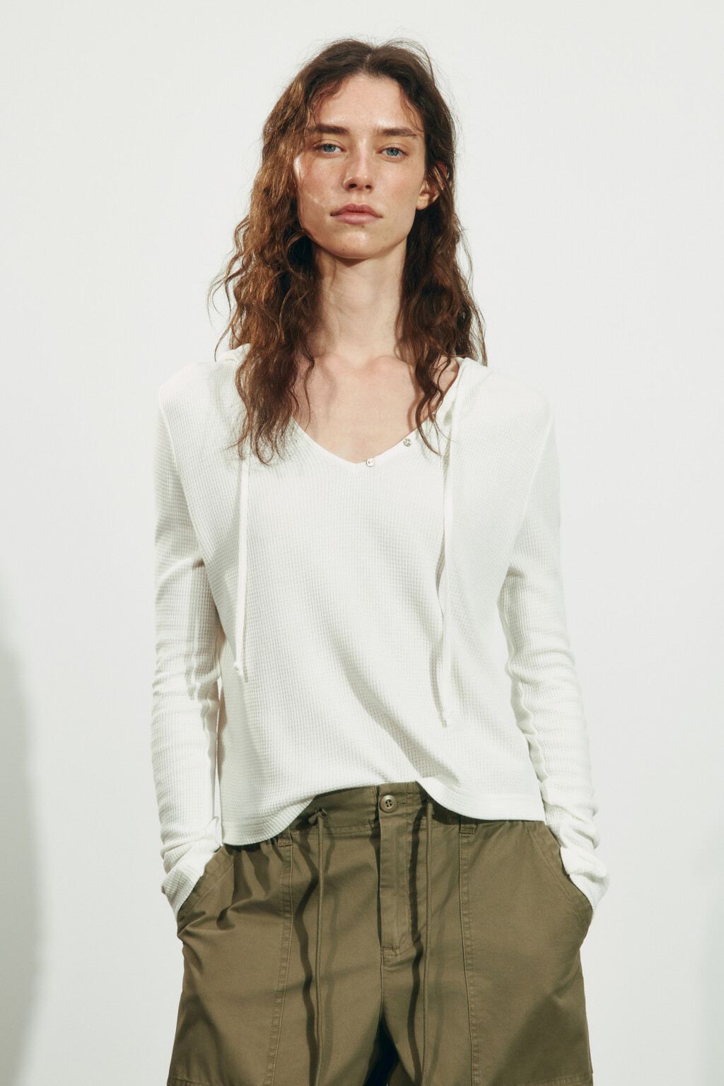 Лонгслив свободный на шнуровке с капюшоном - цвет молочный - 3