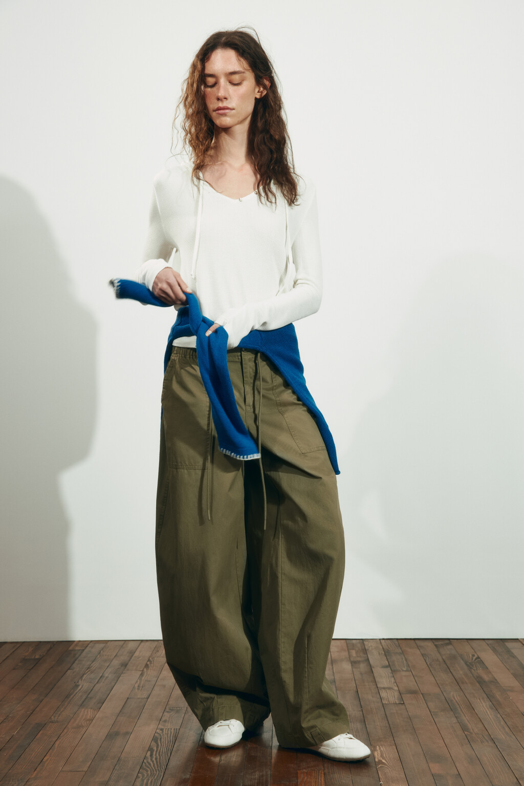 Лонгслив свободный на шнуровке с капюшоном - цвет молочный - 5