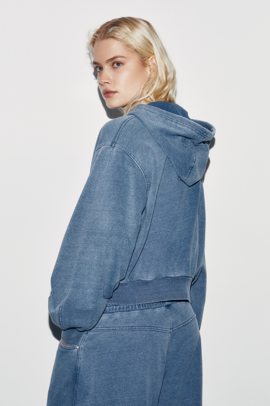 Худи-зипка oversize из футера с имитацией джинсы - цвет синий - 5