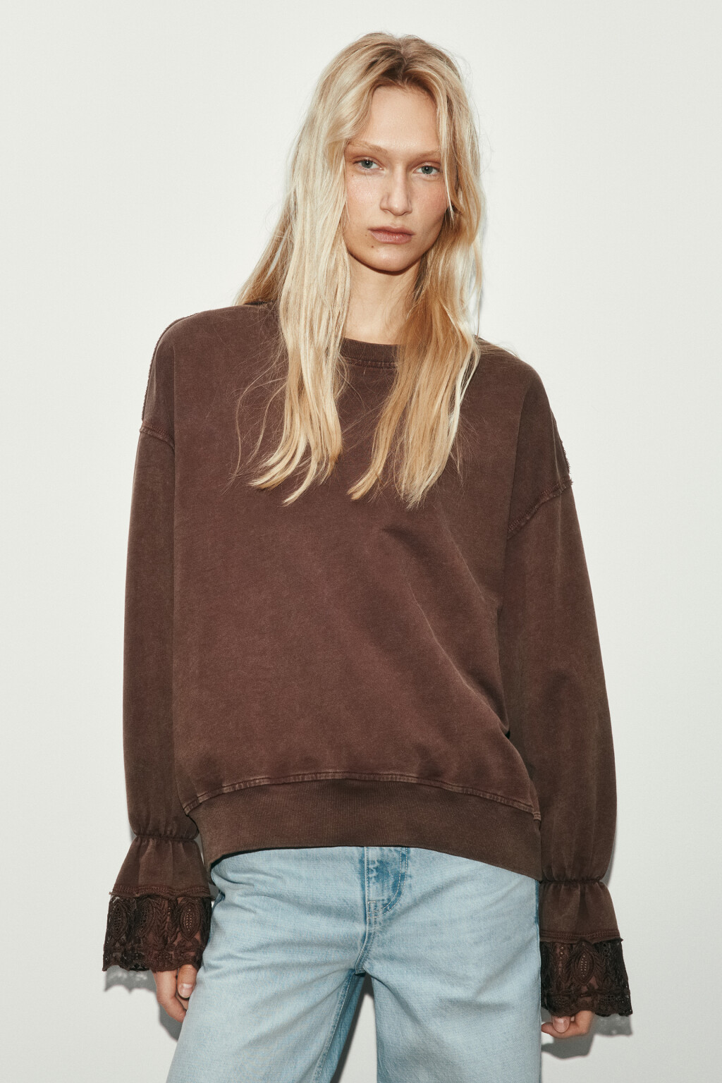 свитшот из футера с кружевными манжетами - цвет коричневый - 2