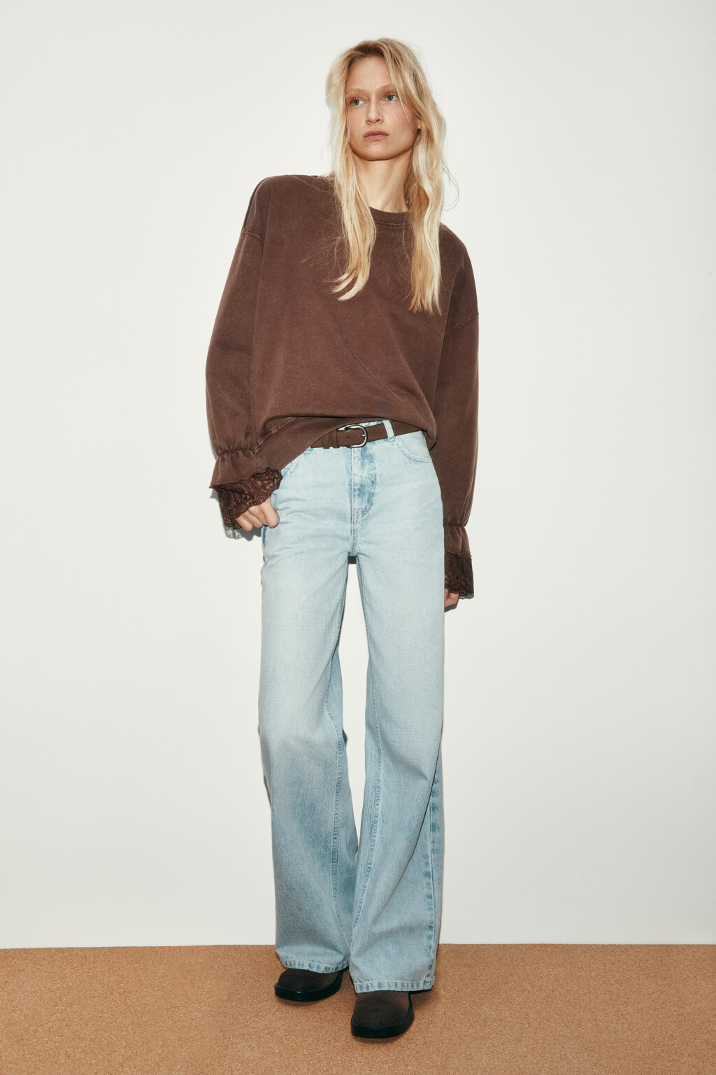 свитшот из футера с кружевными манжетами - цвет коричневый - 4