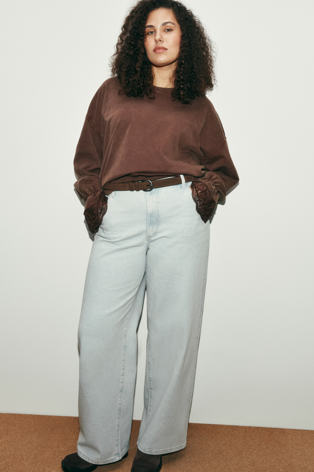 Свитшот из футера с кружевными манжетами - цвет коричневый - 1