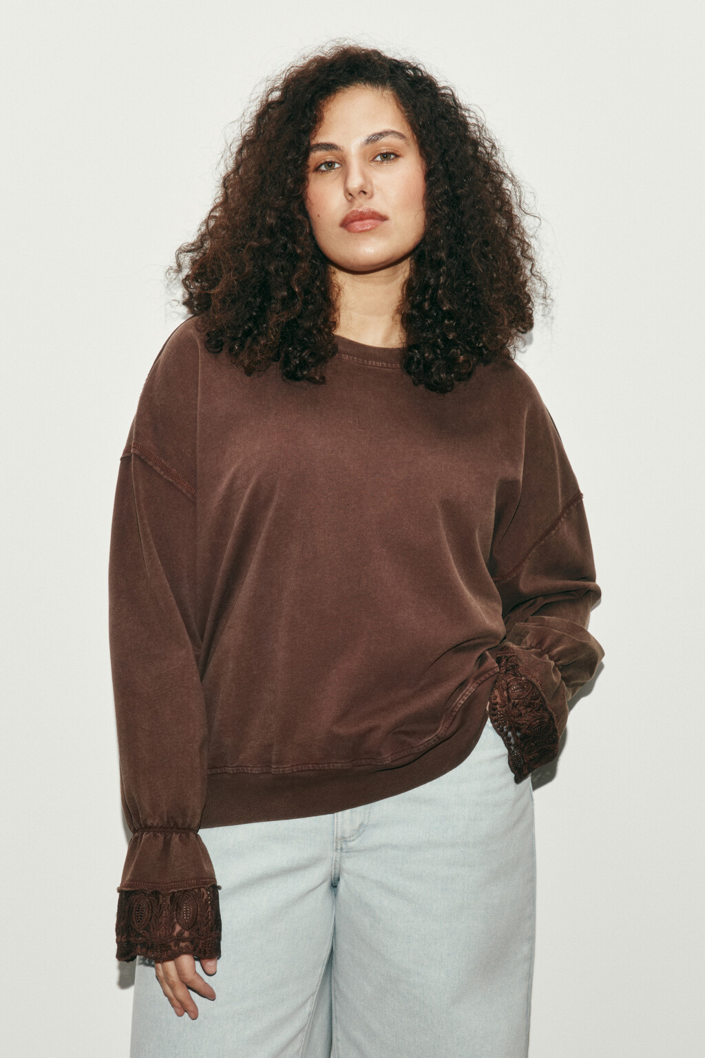 Свитшот из футера с кружевными манжетами - цвет коричневый - 2