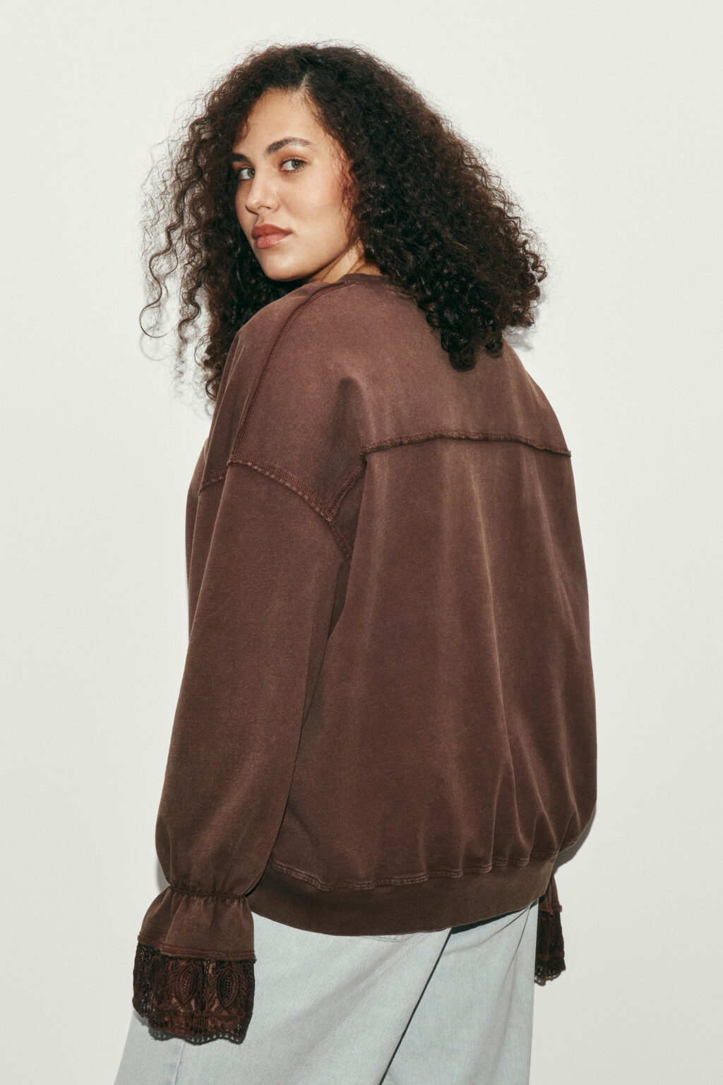 Свитшот из футера с кружевными манжетами - цвет коричневый - 3