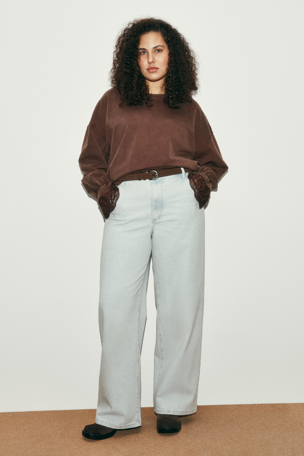 Свитшот из футера с кружевными манжетами - цвет коричневый - 4