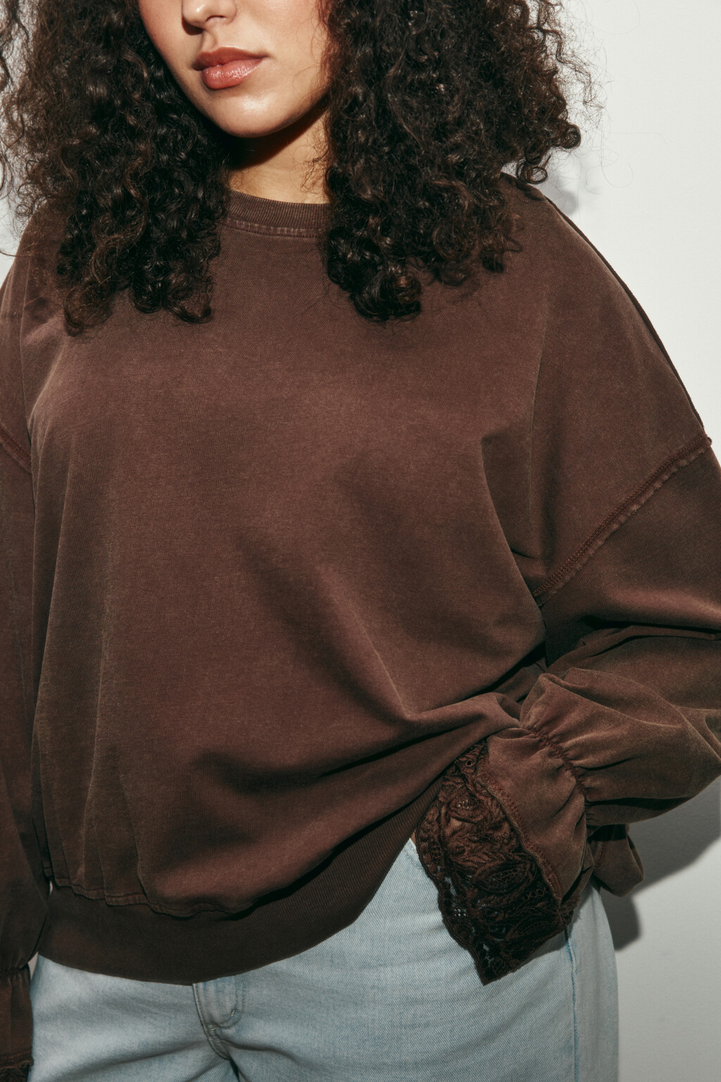 Свитшот из футера с кружевными манжетами - цвет коричневый - 5