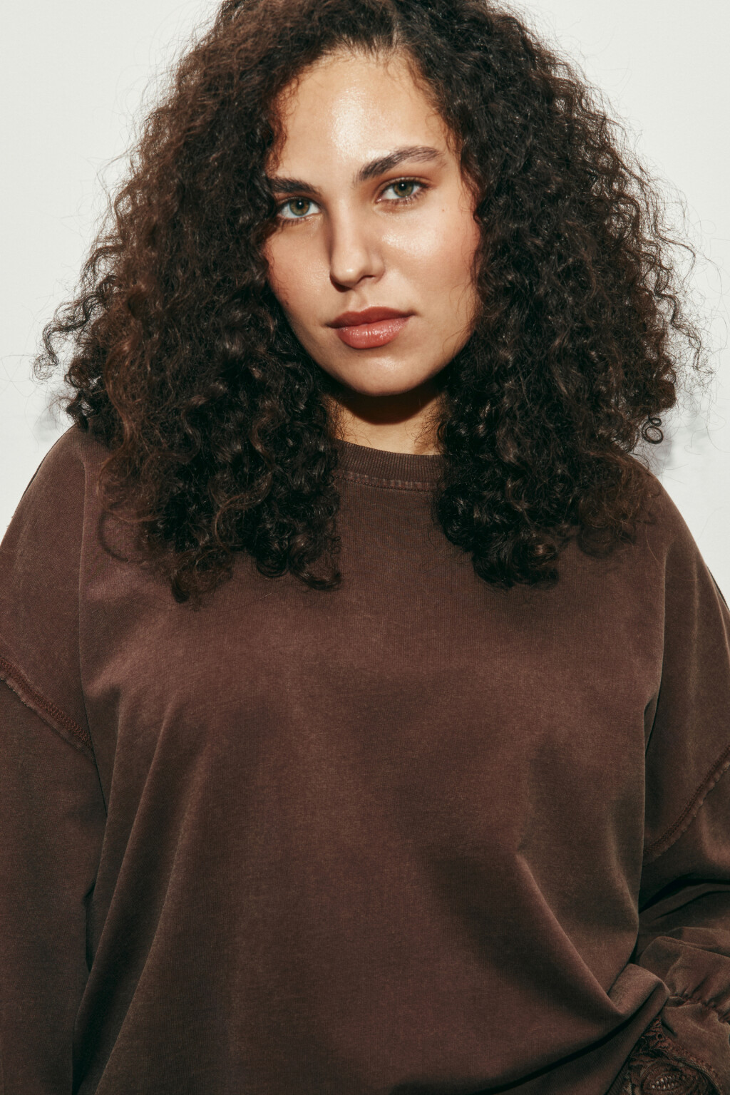 Свитшот из футера с кружевными манжетами - цвет коричневый - 6