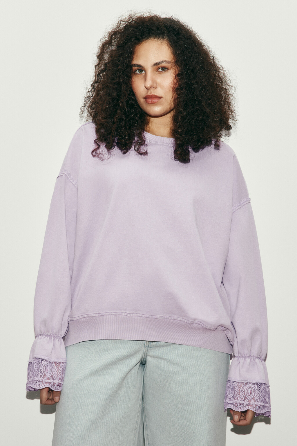 Свитшот из футера с кружевными манжетами - цвет сиреневый - 2
