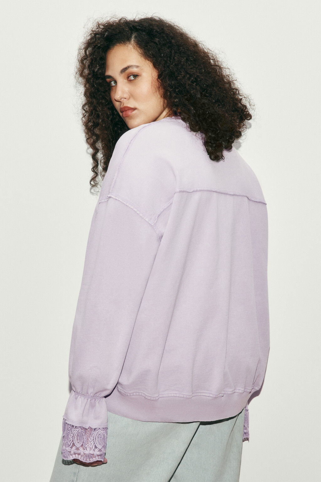 Свитшот из футера с кружевными манжетами - цвет сиреневый - 3