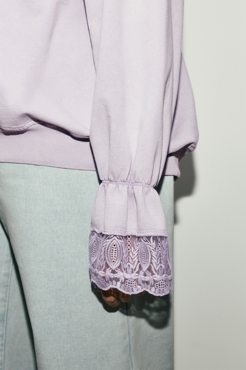 Свитшот из футера с кружевными манжетами - цвет сиреневый - 5