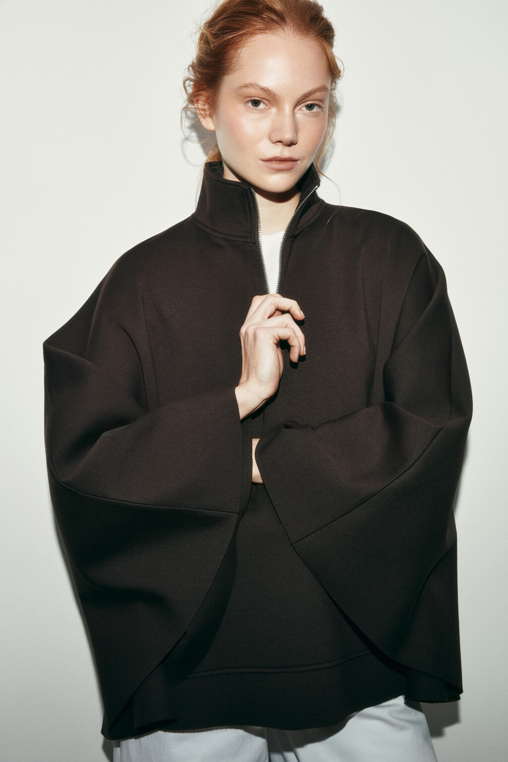 Свитшот-пончо на молнии с воротником-стойкой - цвет коричневый - 2