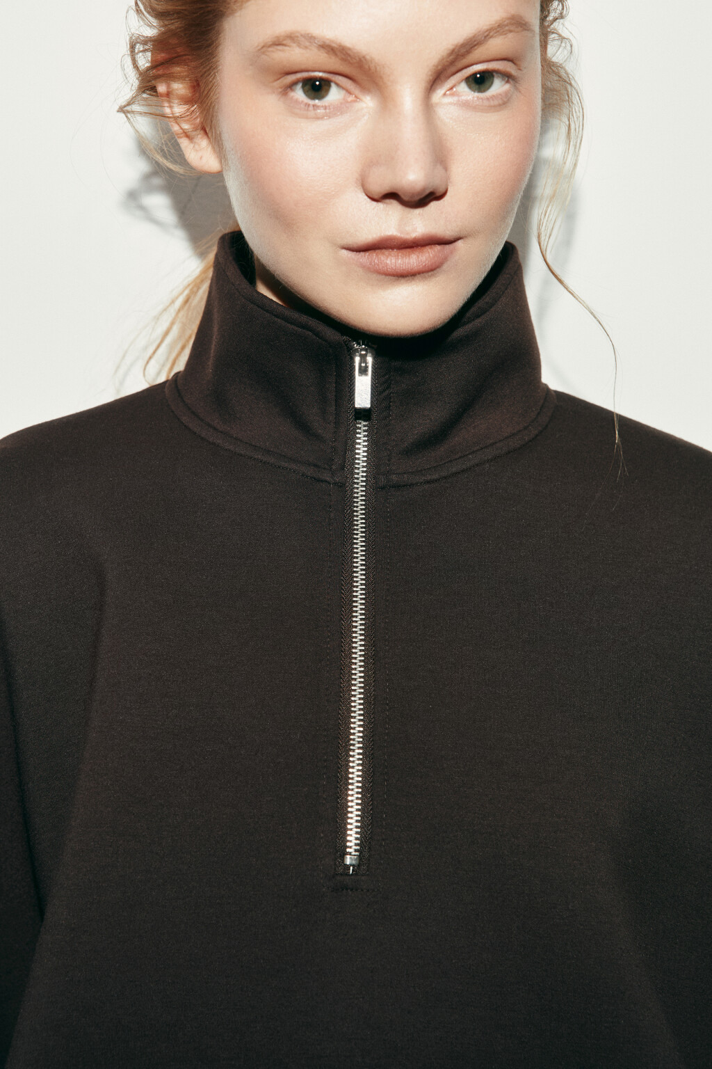 Свитшот-пончо на молнии с воротником-стойкой - цвет коричневый - 6