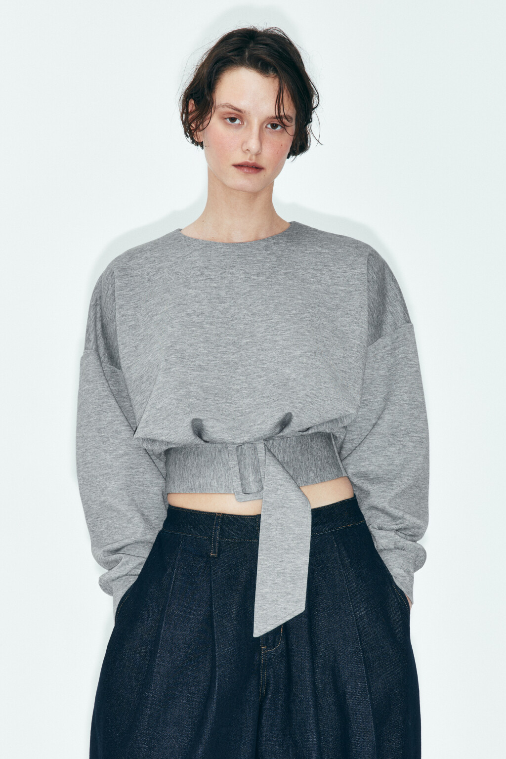 Свитшот укороченный с поясом - цвет серый - 2