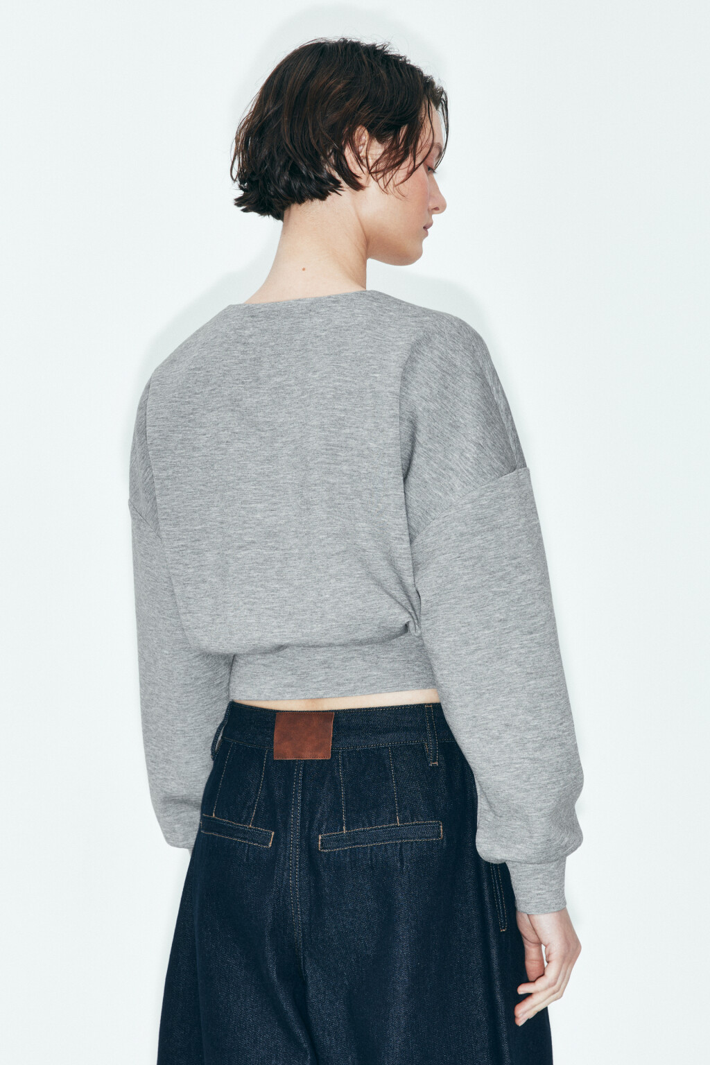 Свитшот укороченный с поясом - цвет серый - 3