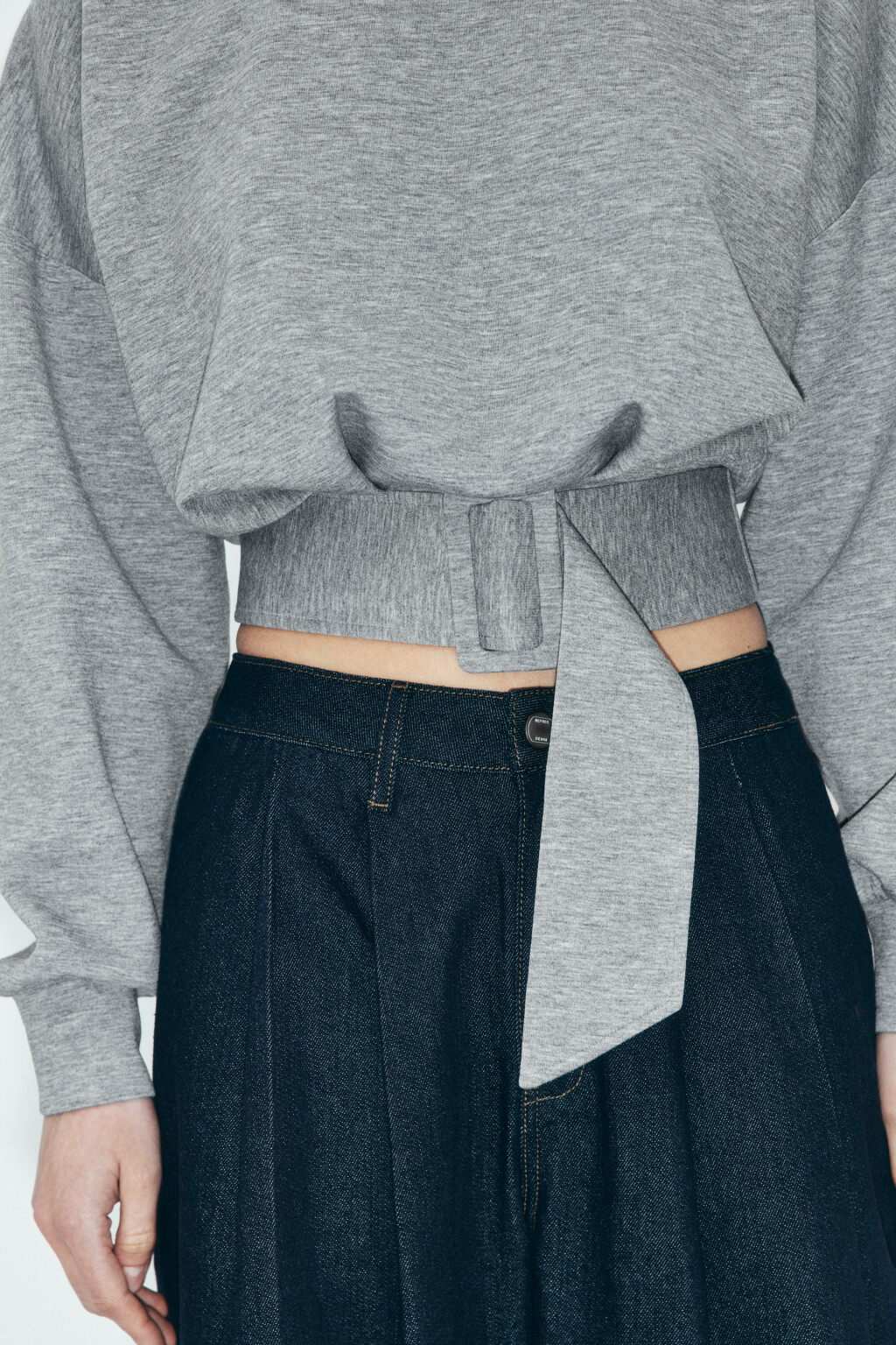 Свитшот укороченный с поясом - цвет серый - 5
