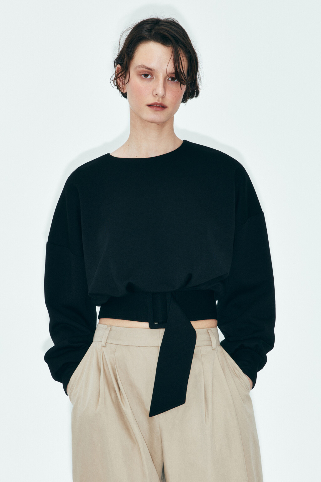 Свитшот укороченный с поясом - цвет черный - 2