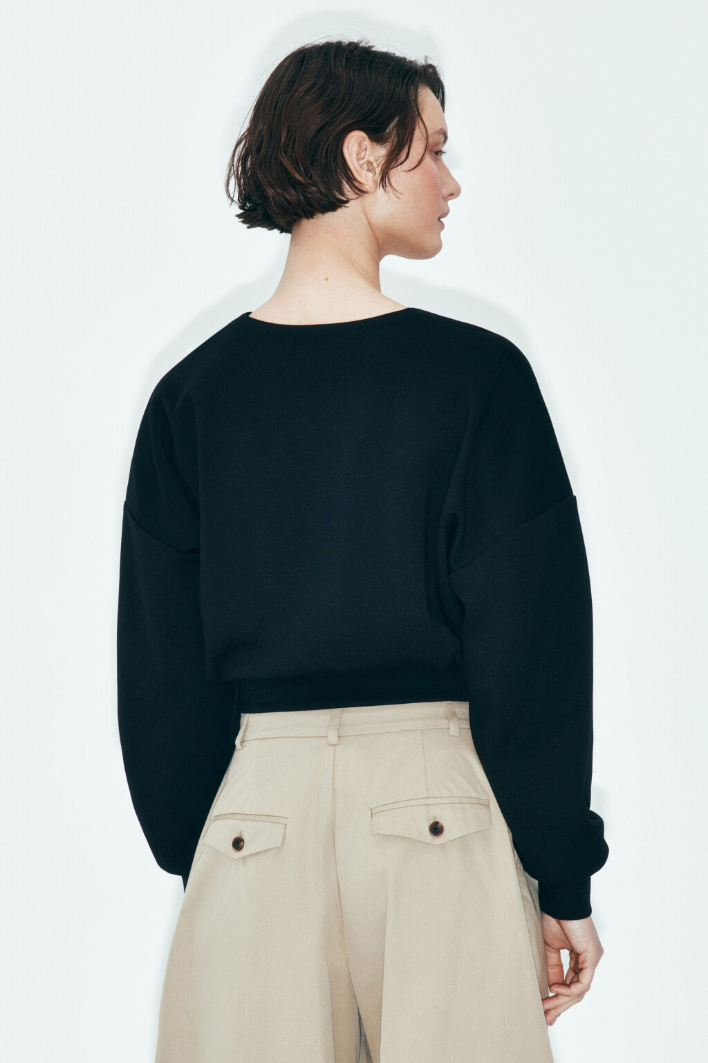 Свитшот укороченный с поясом - цвет черный - 3