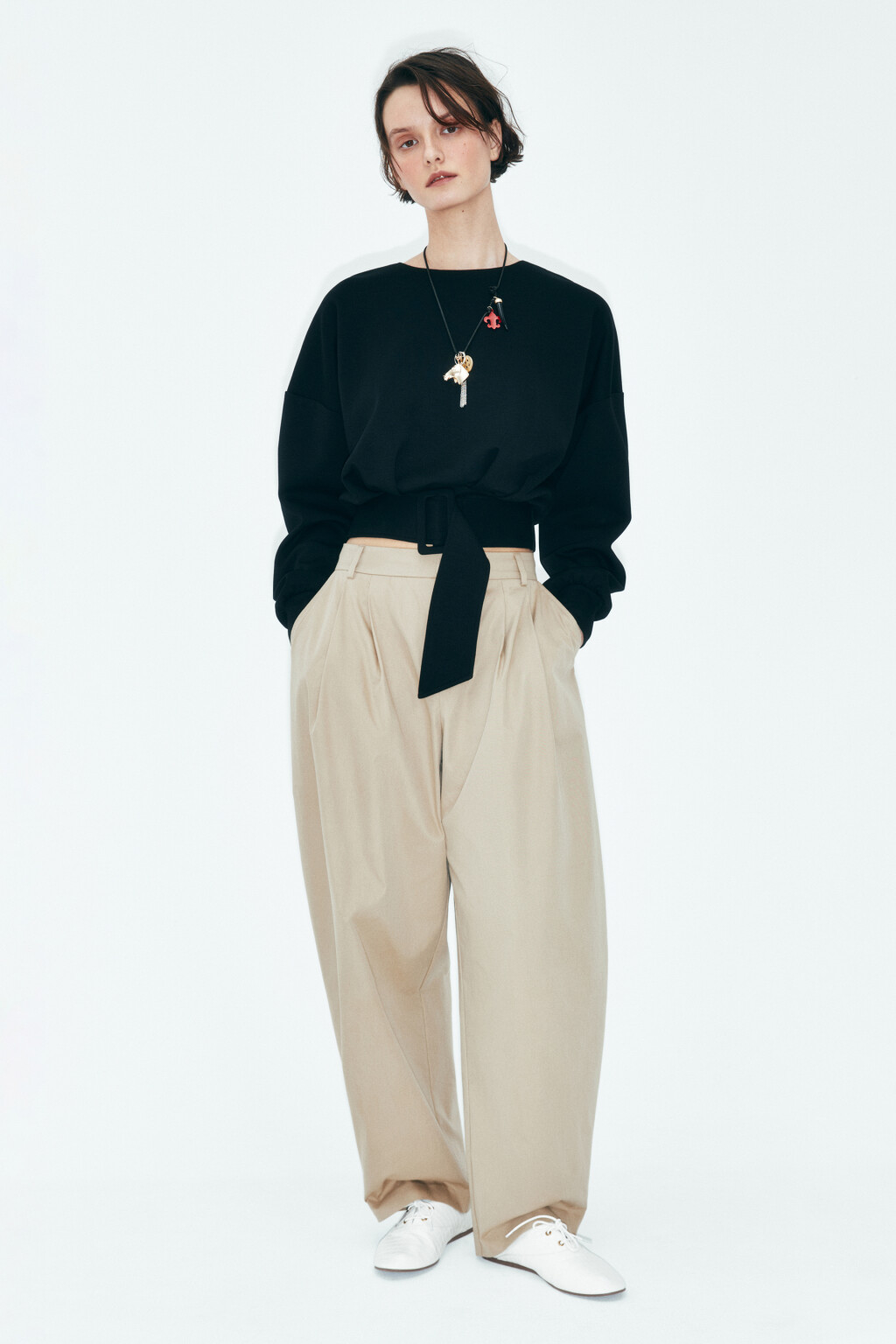 Свитшот укороченный с поясом - цвет черный - 4