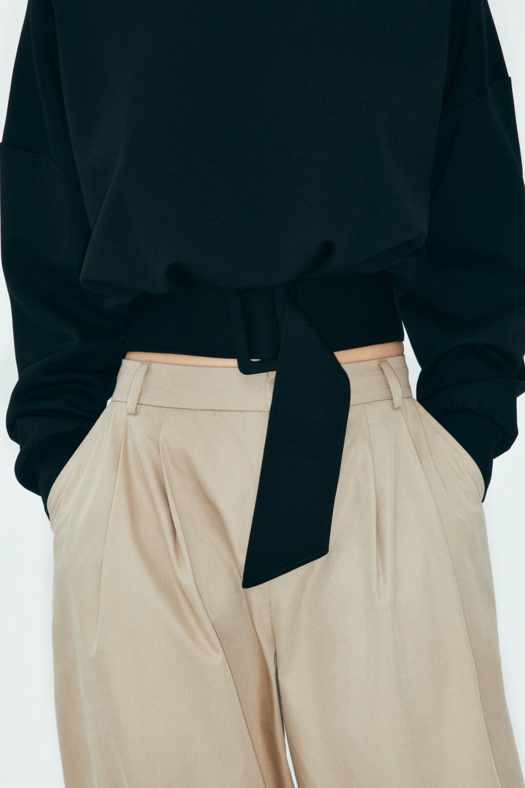 Свитшот укороченный с поясом - цвет черный - 5