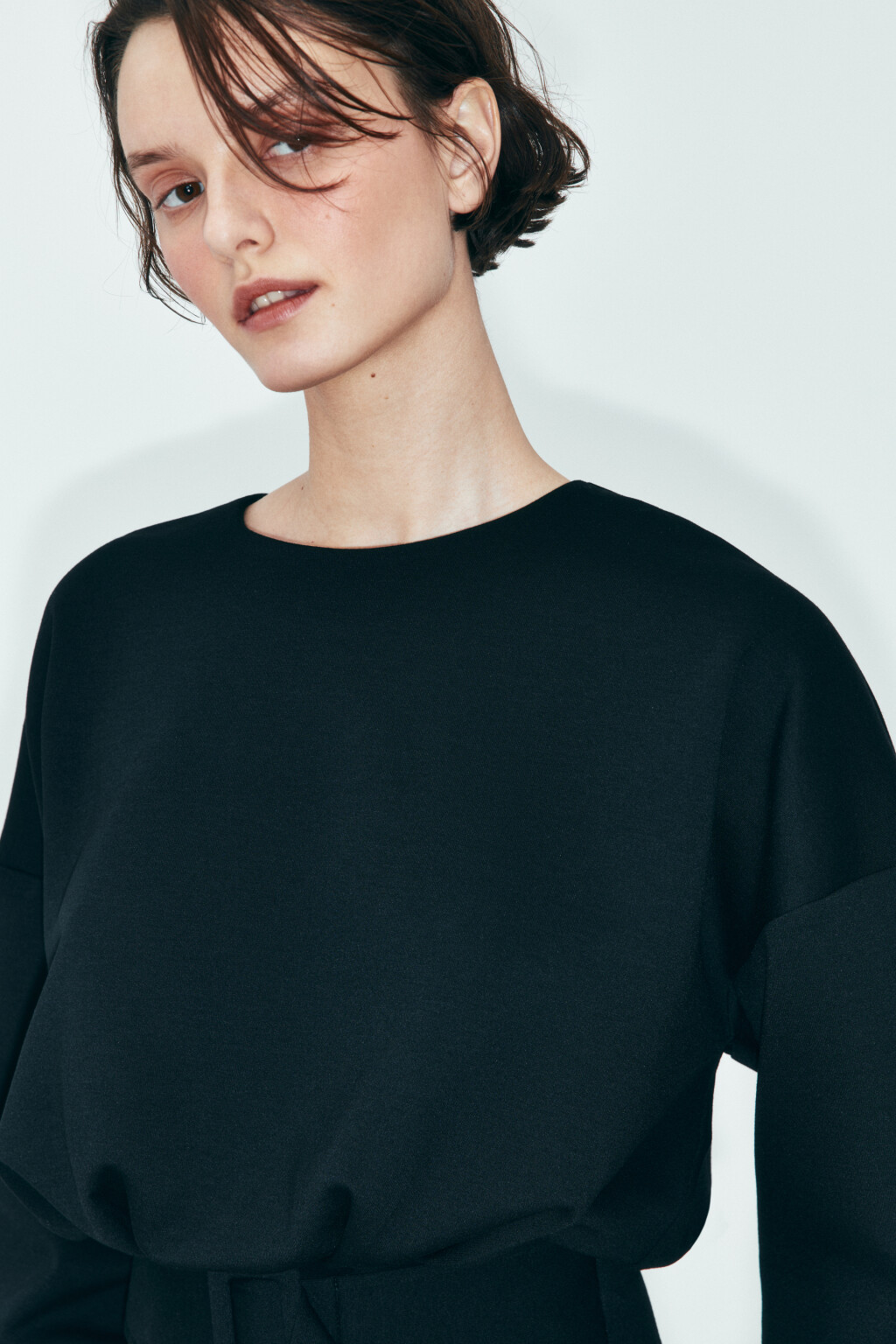 Свитшот укороченный с поясом - цвет черный - 6