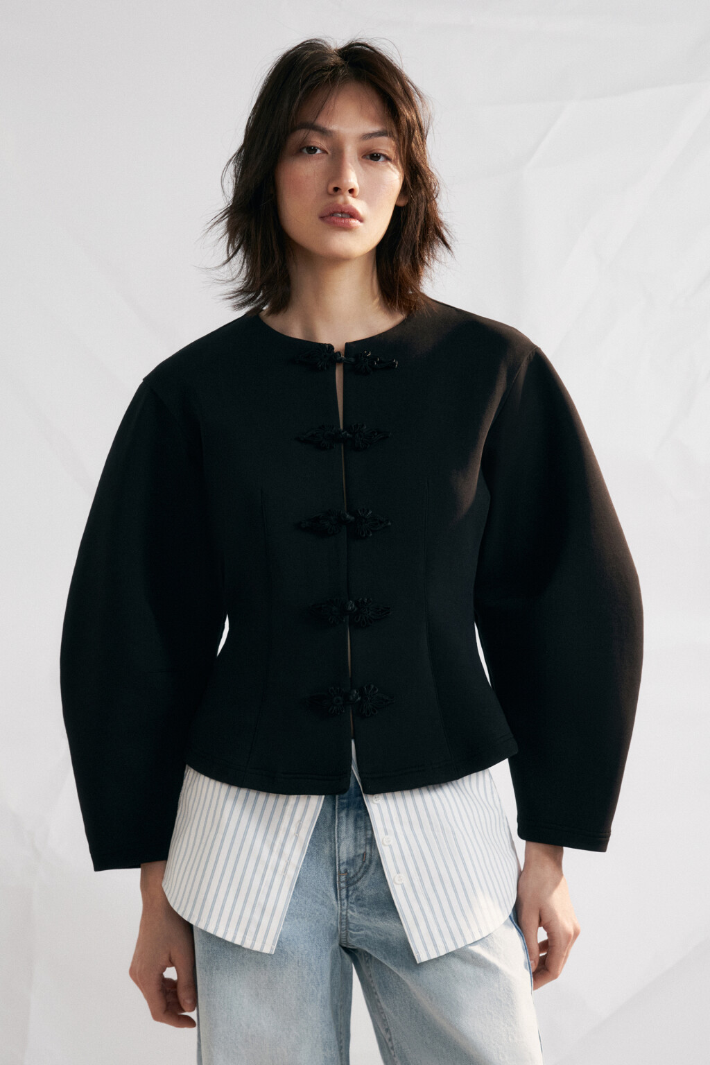 Жакет приталенный с объемными рукавами - цвет черный - 2