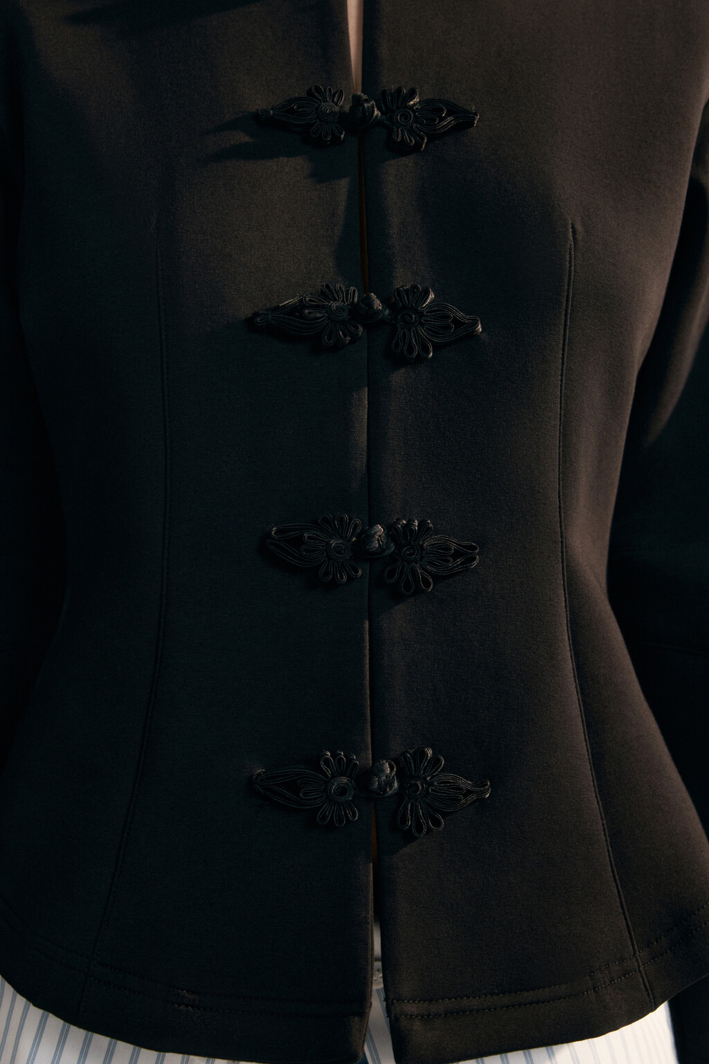 Жакет приталенный с объемными рукавами - цвет черный - 5