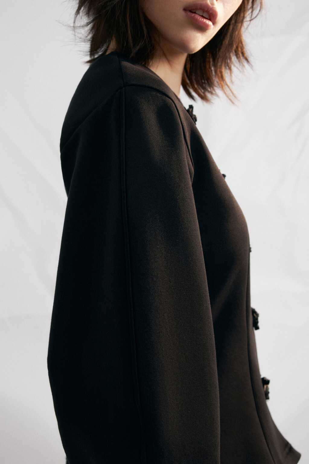 Жакет приталенный с объемными рукавами - цвет черный - 6