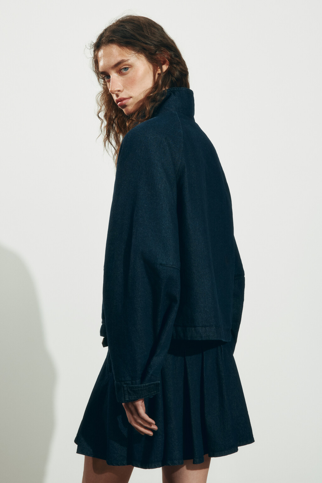 Куртка джинсовая оверсайз с воротником-стойкой - цвет синий - 4