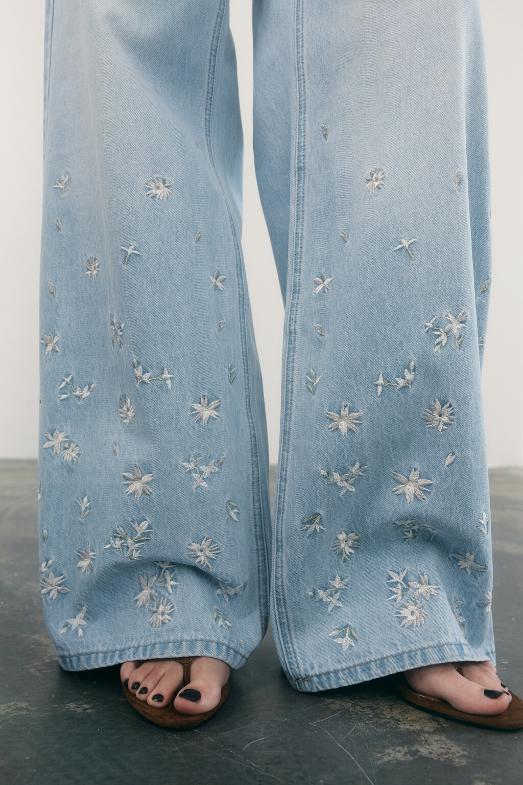 Джинсы wide leg со средней посадкой и вышивкой - цвет голубой - 8