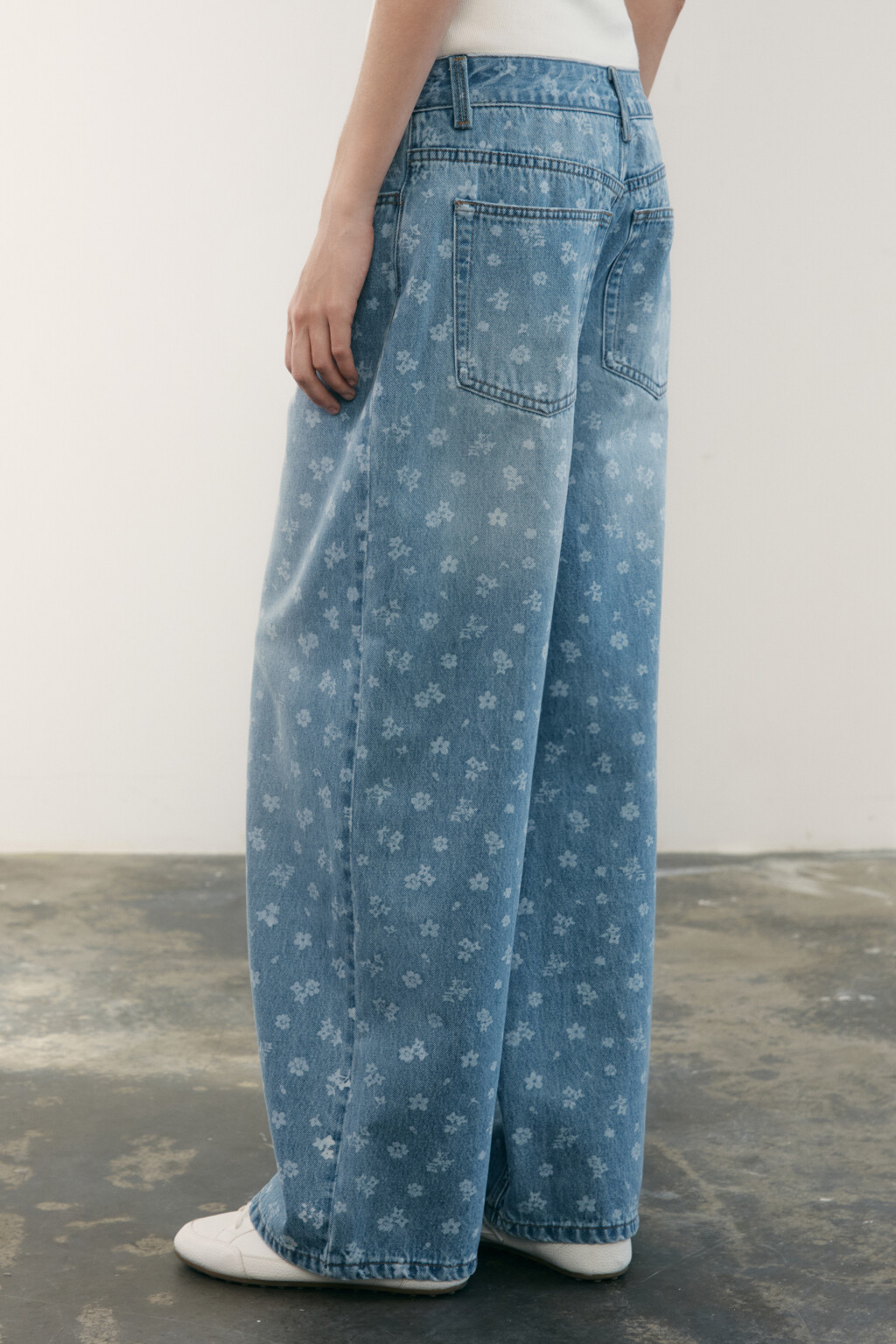 Джинсы baggy fit со средней посадкой и принтом - цвет голубой - 4