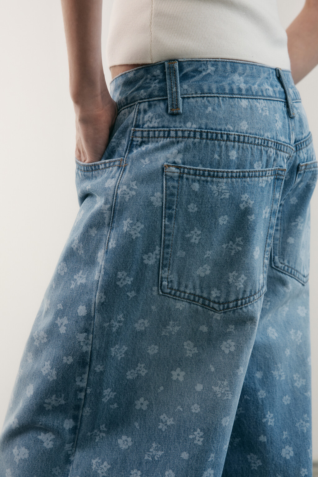Джинсы baggy fit со средней посадкой и принтом - цвет голубой - 7