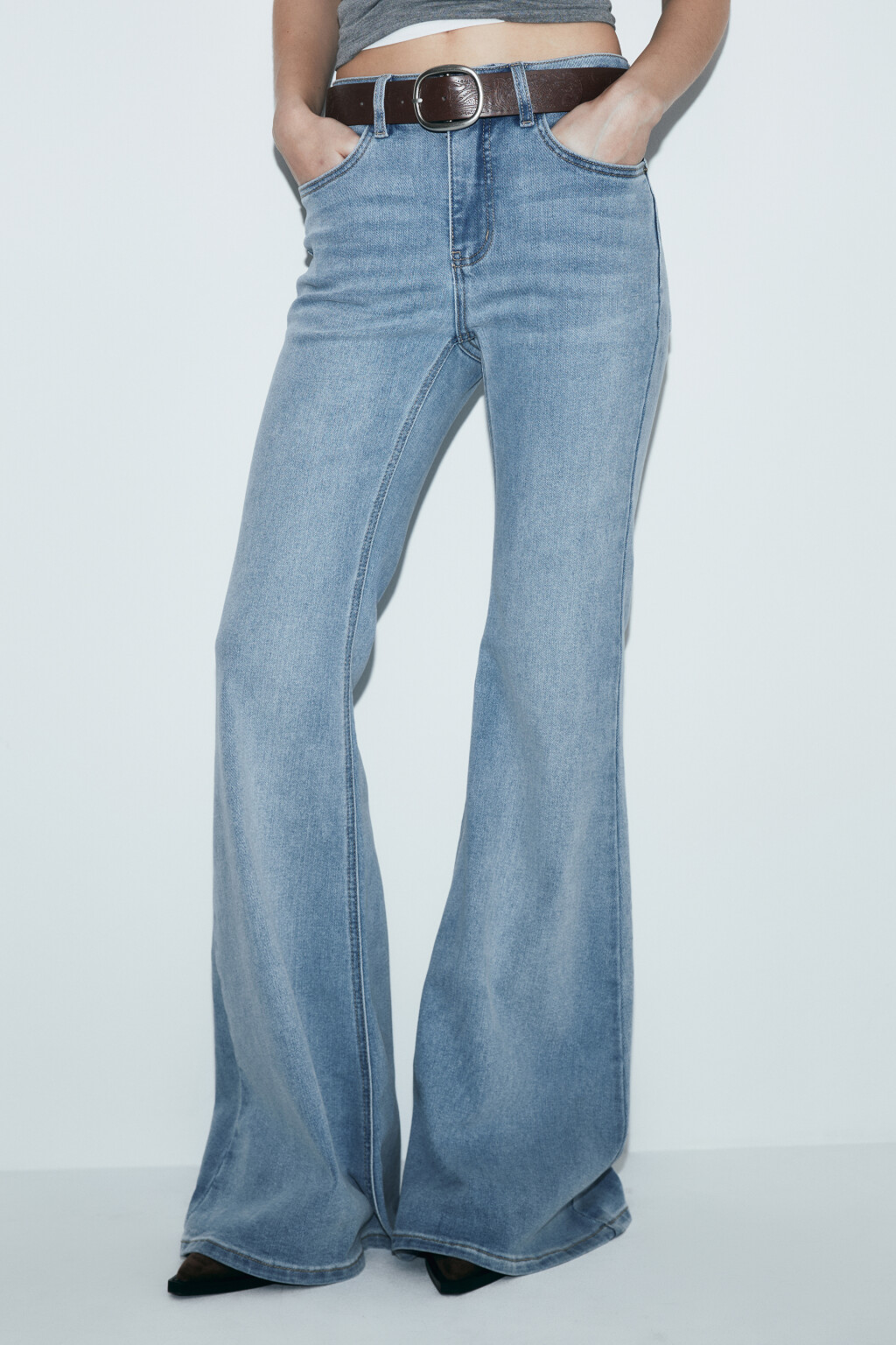 Джинсы клеш с высокой посадкой и ремнем - цвет голубой - 2