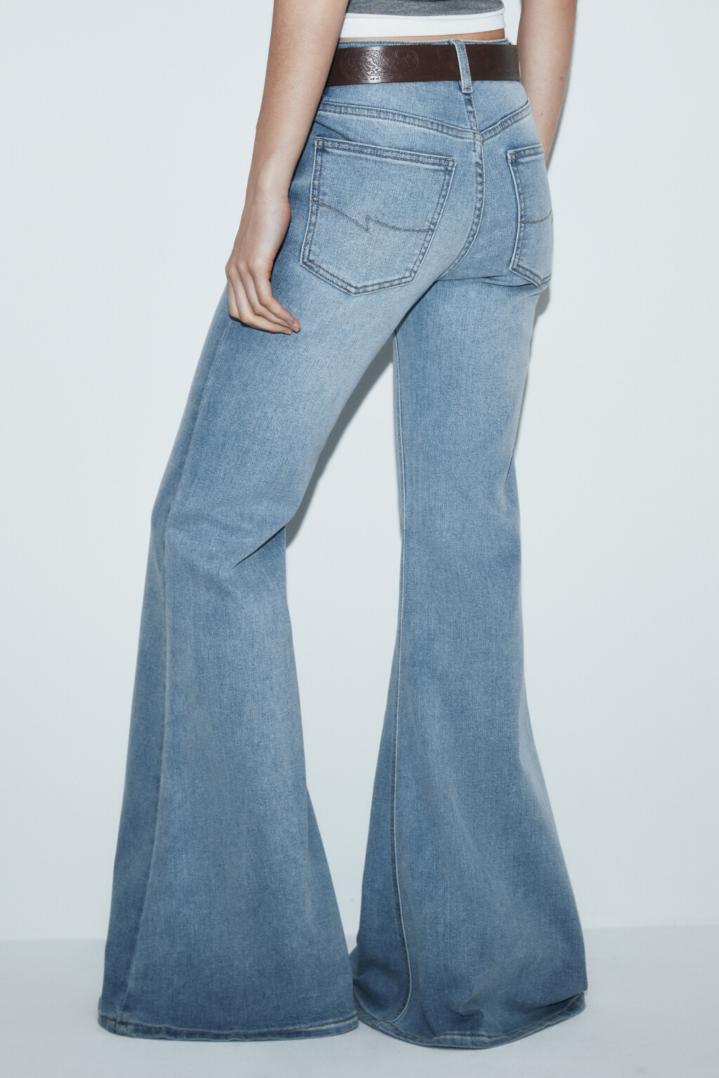Джинсы клеш с высокой посадкой и ремнем - цвет голубой - 3