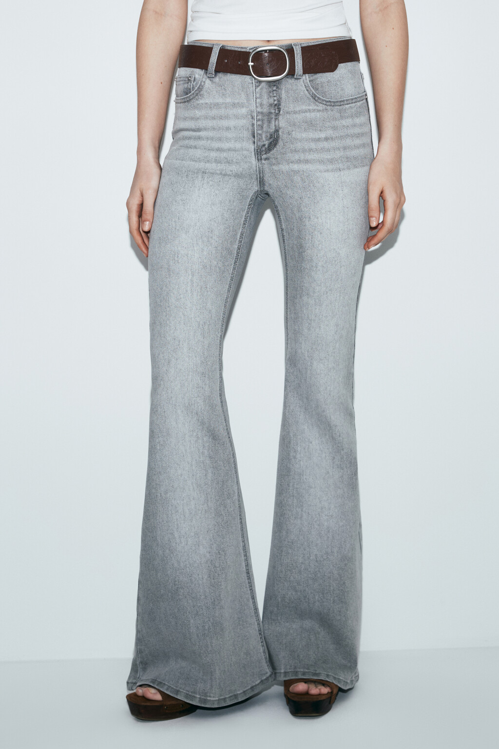 Джинсы клеш с высокой посадкой и ремнем - цвет серый - 3