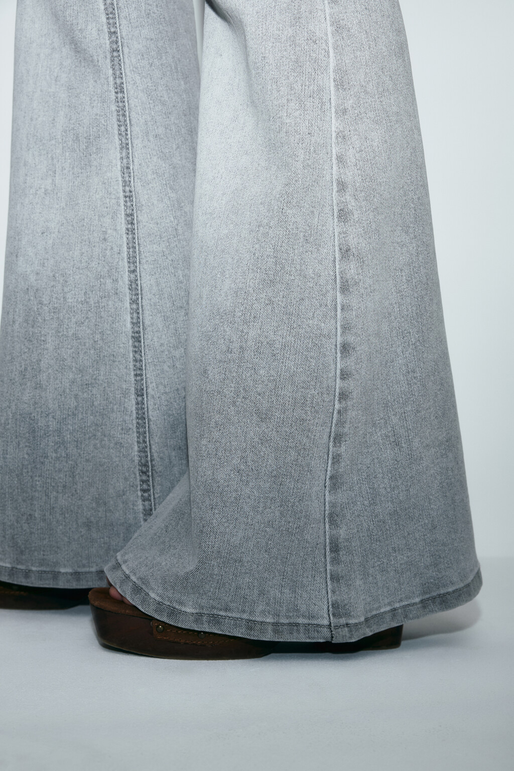 Джинсы клеш с высокой посадкой и ремнем - цвет серый - 7